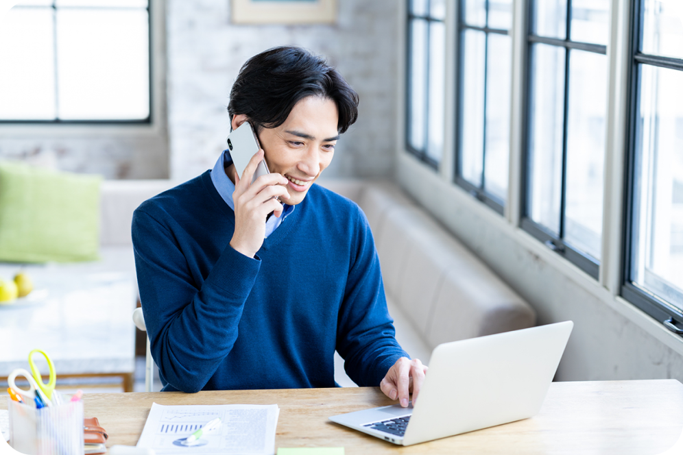 お電話でご利用詳細の打ち合わせをしている男性のイメージ画像