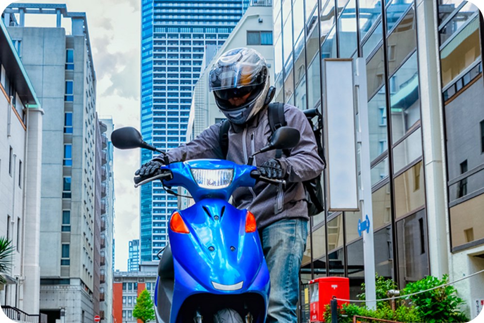 バイクを受け取っている男性のイメージ画像
