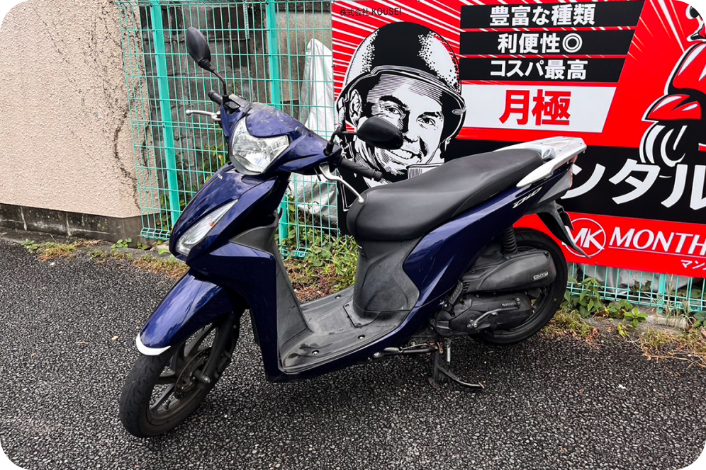 バイクを所定の場所に返却しているイメージの写真