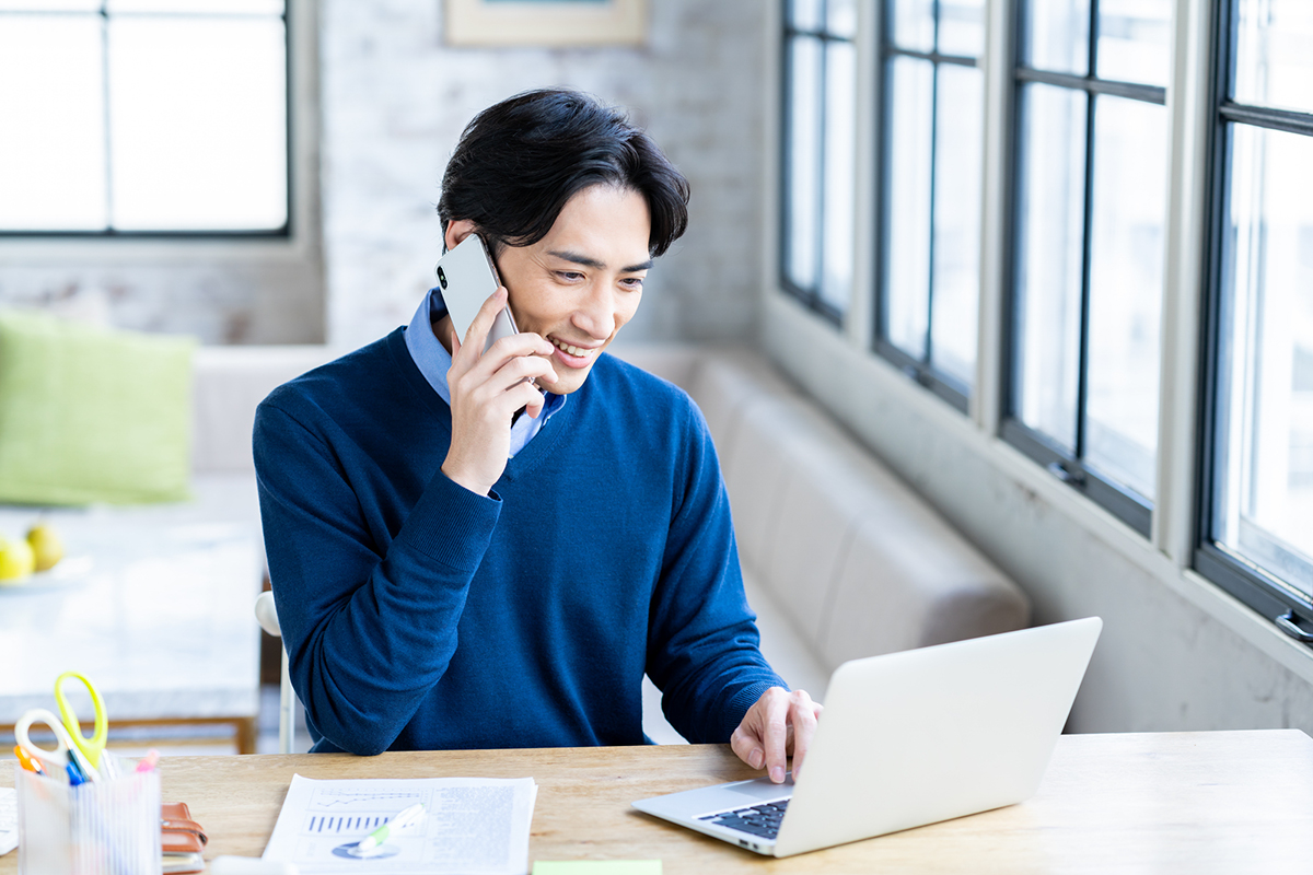 予約やお問い合わせをしているイメージの写真