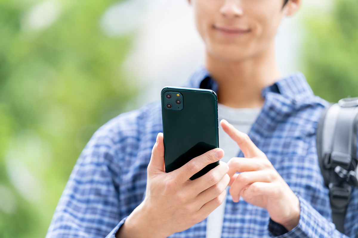 ご利用詳細をスマートフォンで決定しているイメージの写真