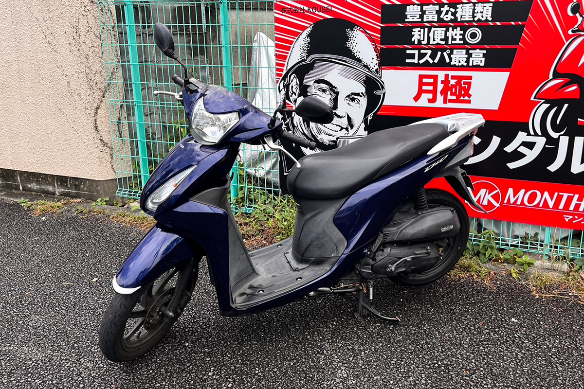 バイクを所定の場所に返却しているイメージの写真